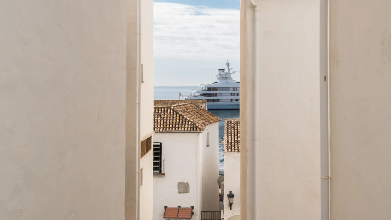 Moderno Apartamento con Vistas al Mar en Puerto Banús image 1