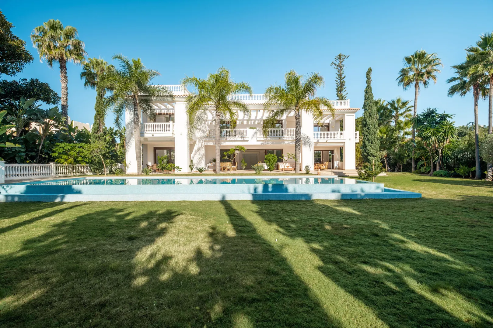 Villa de Lujo a Pasos de la Playa en la Costa del Sol