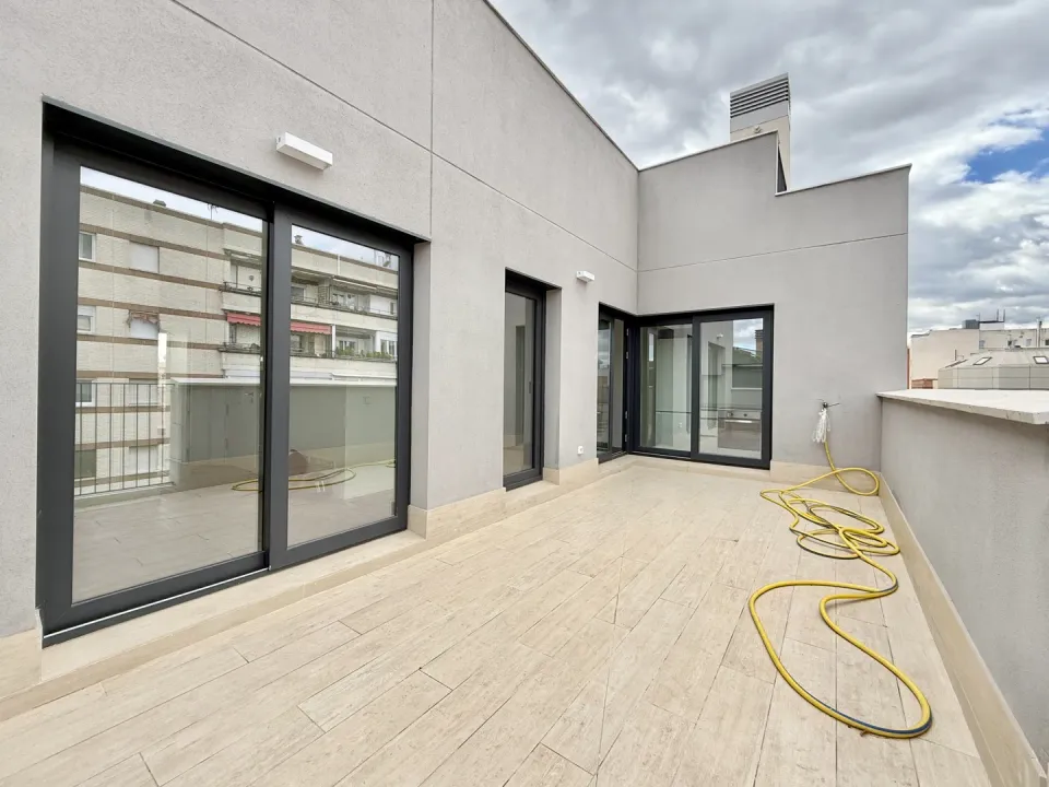Newly built penthouse image 3