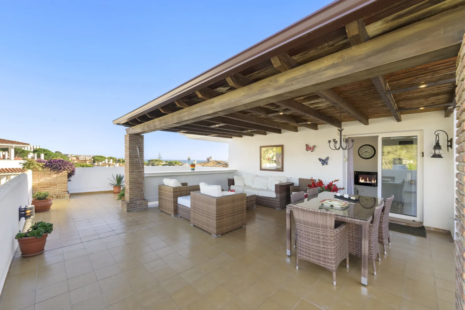 Imagen 1 de Exquisito Ático Reformado con Vistas al Mar en Calahonda