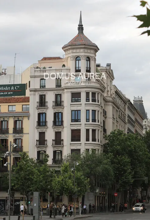 Spacious Housing in Reforma with Balconies on Lagasca image 2