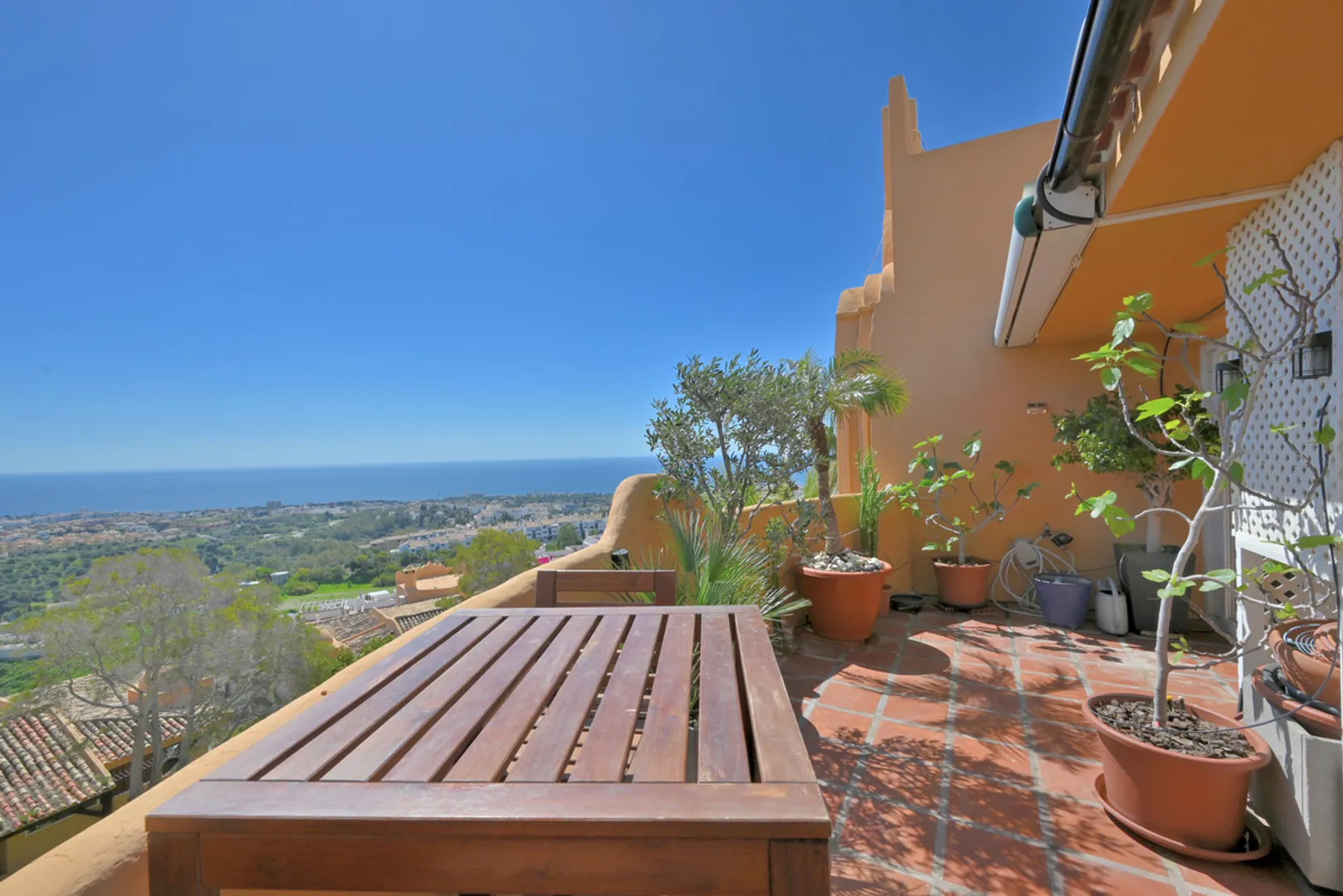 Apartamento Ático con Vistas al Mar en Calahonda