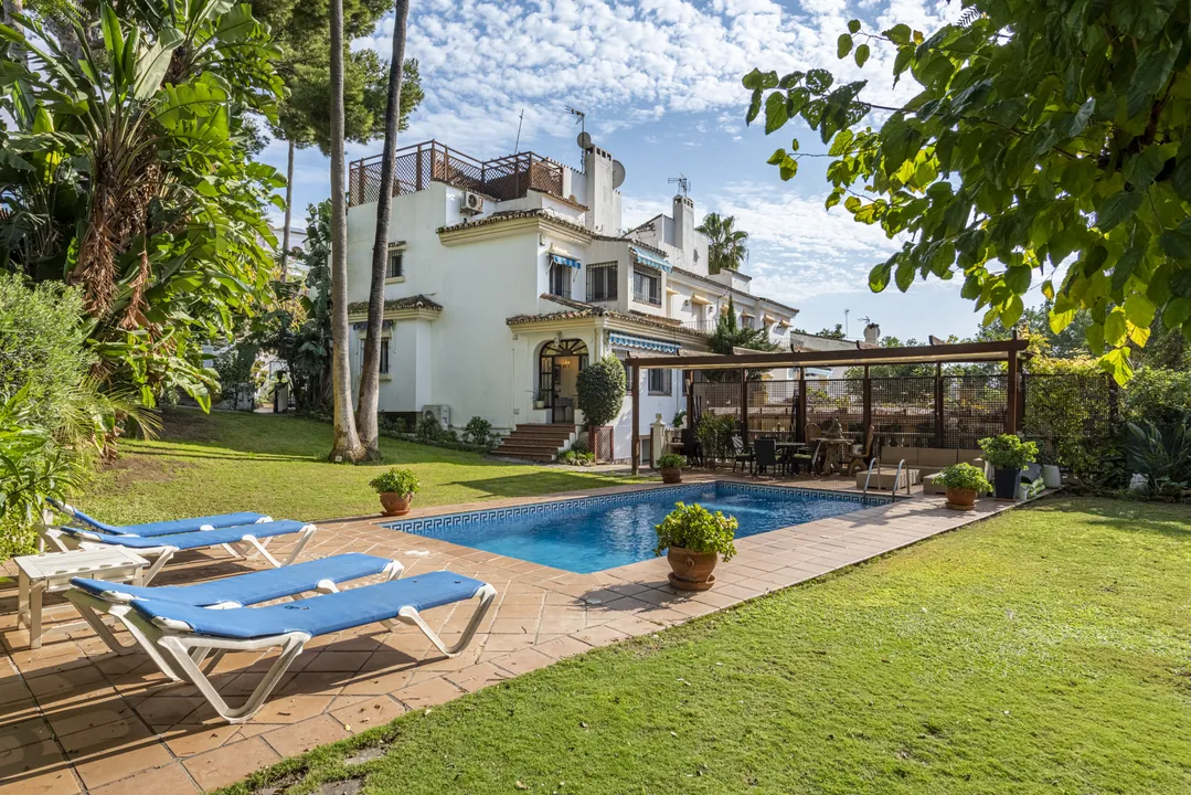 Townhouse in Nueva Andalucía: 5 Bedrooms, Garden and Modern Potential image 0