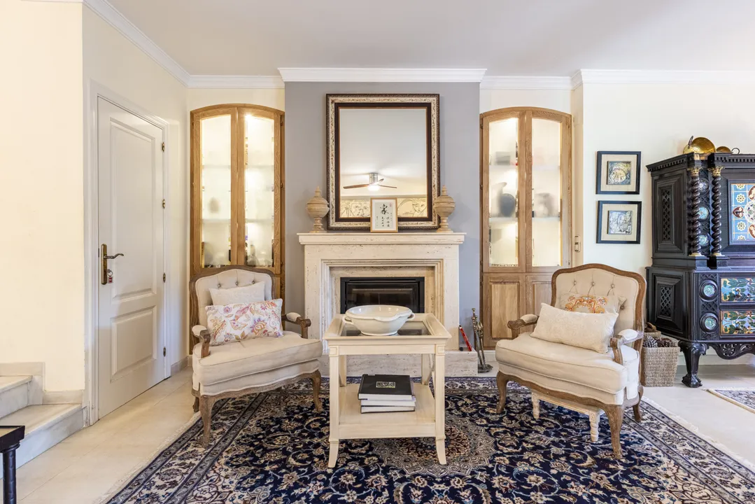 Townhouse in Nueva Andalucía: 5 Bedrooms, Garden and Modern Potential image 1
