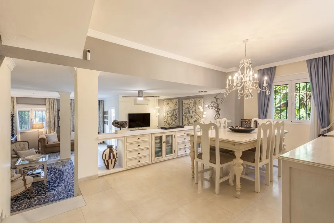 Townhouse in Nueva Andalucía: 5 Bedrooms, Garden and Modern Potential image 2