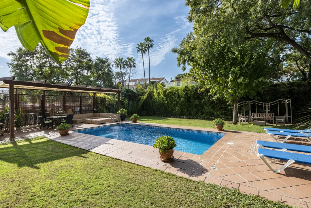 Townhouse in Nueva Andalucía: 5 Bedrooms, Garden and Modern Potential image 3