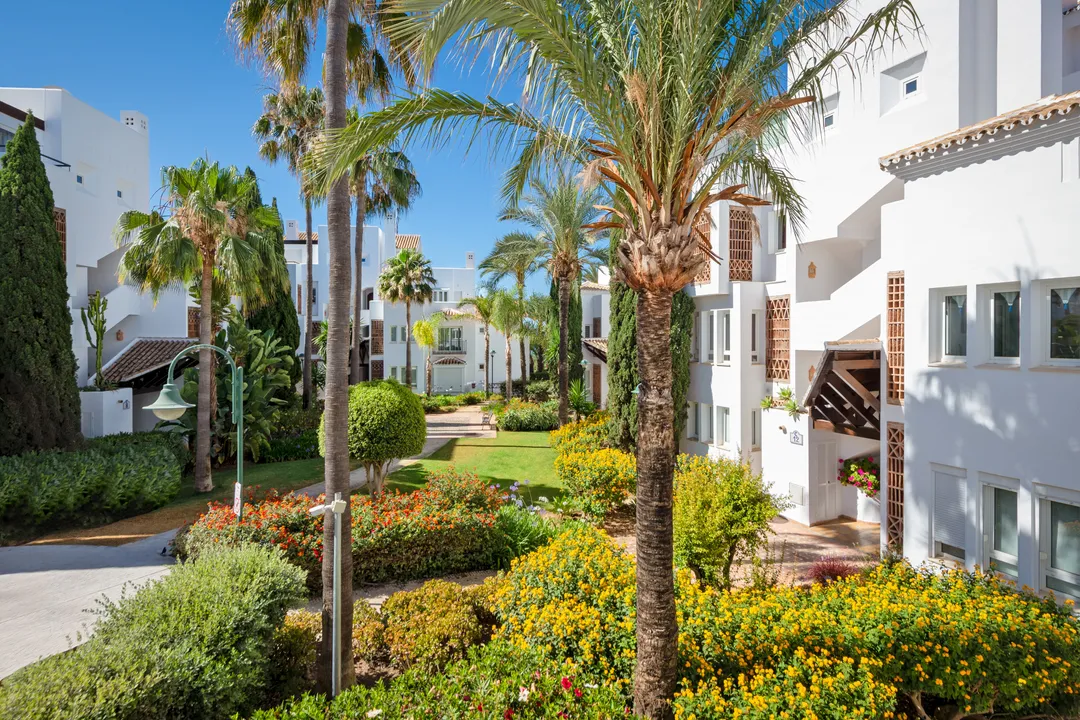Coastal Luxury in Palm Beach, Marbella image 2