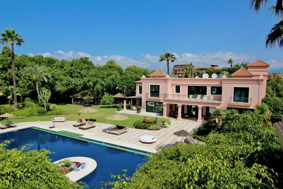 Exclusive luxury mansion in El Paraíso Barronal, near the beach image 0