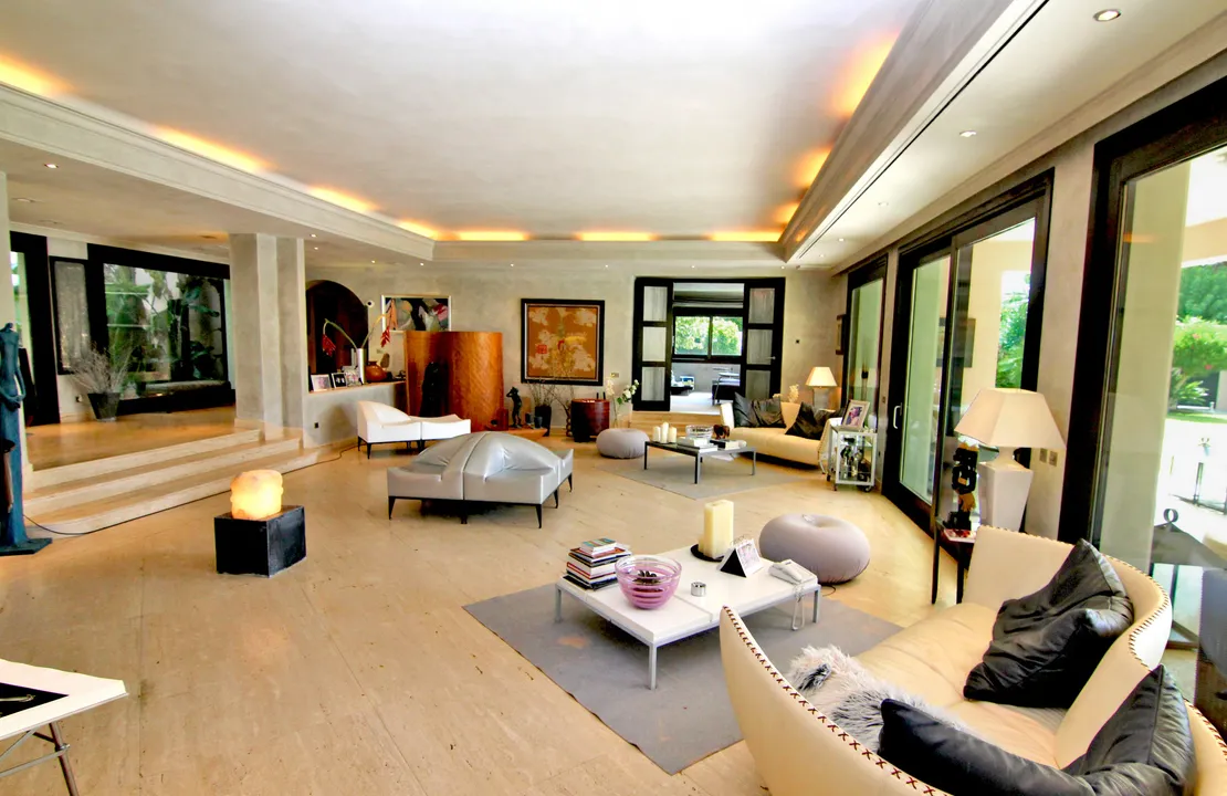 Exclusive luxury mansion in El Paraíso Barronal, near the beach image 1