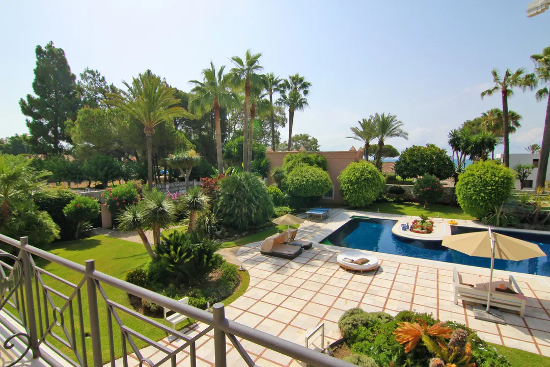 Exclusive luxury mansion in El Paraíso Barronal, near the beach image 2