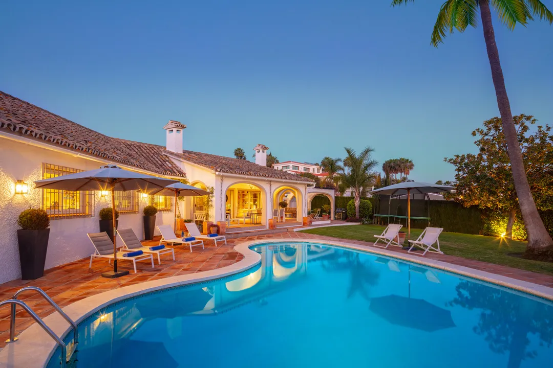 Renovated Family Villa with Sea Views in El Rosario, Marbella image 0