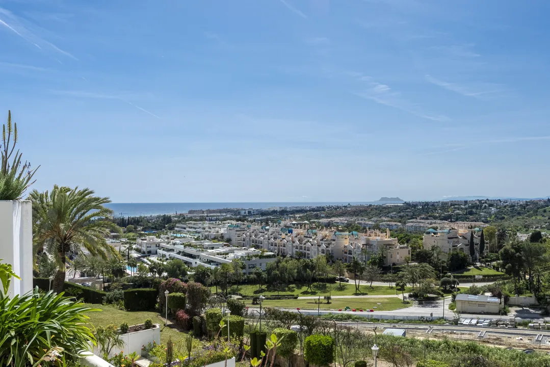 Exclusive Apartment with Terrace and Views in Las Terrazas de Las Lomas image 2