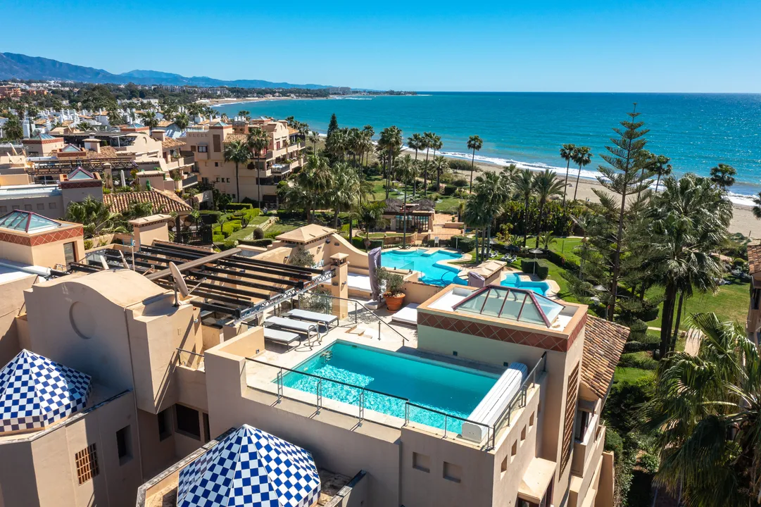 Luxury Penthouse on the Front Line of the Beach with Terrace and Private Pool image 0