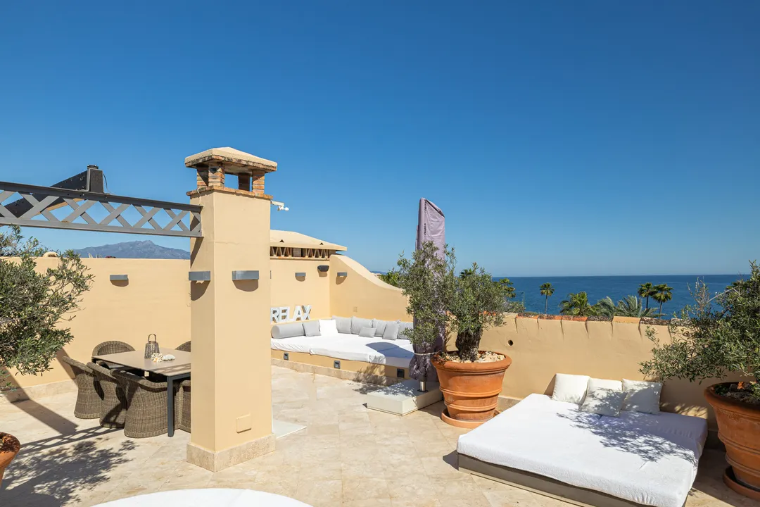 Luxury Penthouse on the Front Line of the Beach with Terrace and Private Pool image 3