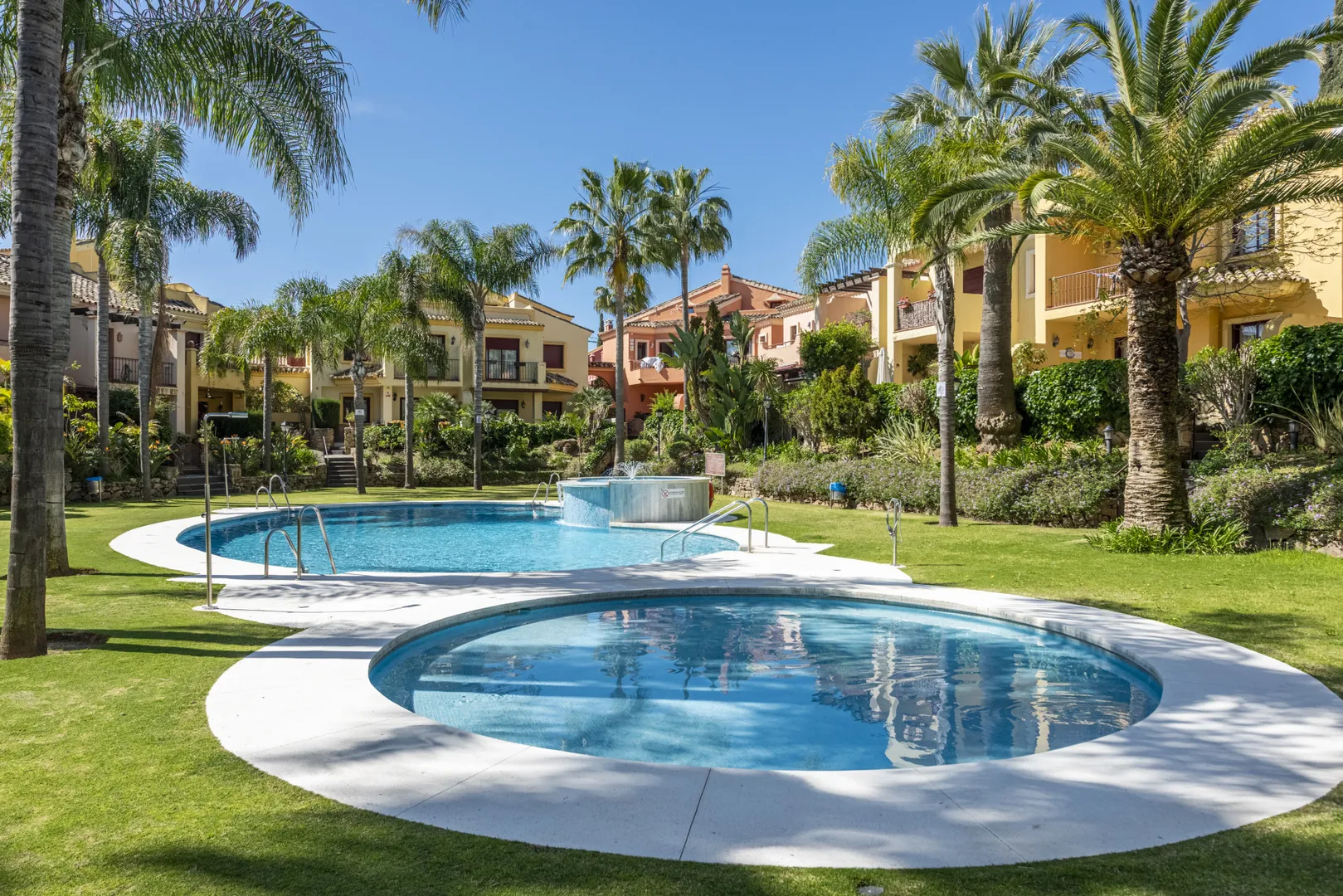 Imagen 1 de Elegante Casa Adosada en Marbella con Vistas y Privacidad