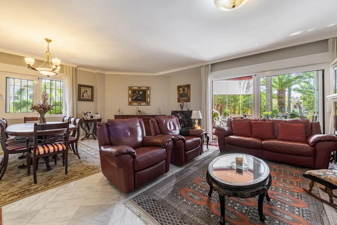 Elegante Casa Adosada en Marbella con Vistas y Privacidad image 1