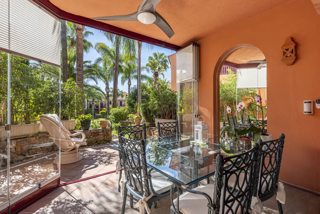 Elegante Casa Adosada en Marbella con Vistas y Privacidad image 2