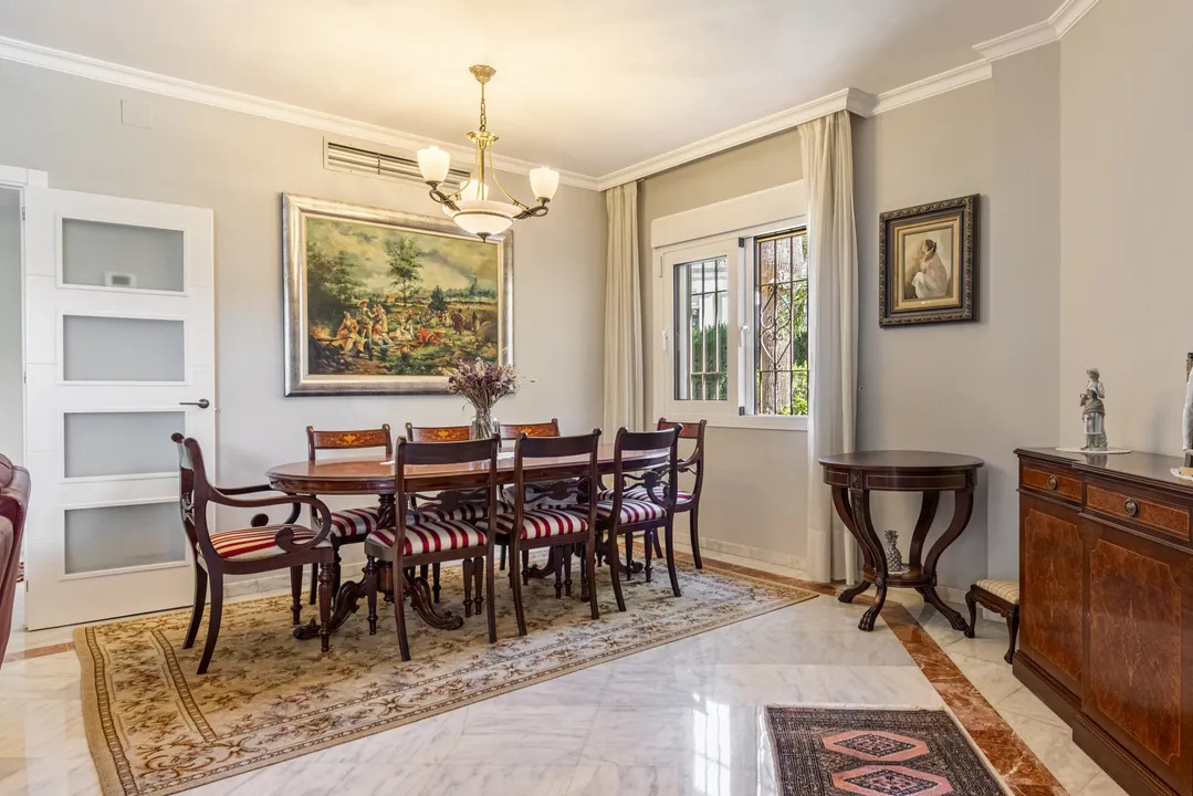 Elegante Casa Adosada en Marbella con Vistas y Privacidad image 3