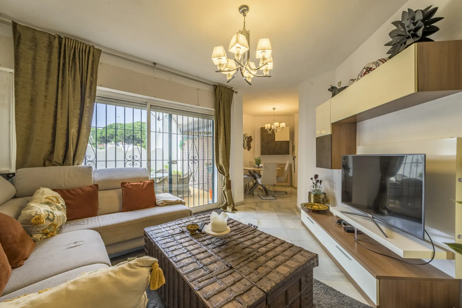 Apartamento en Calahonda con Jardín Privado y Piscina