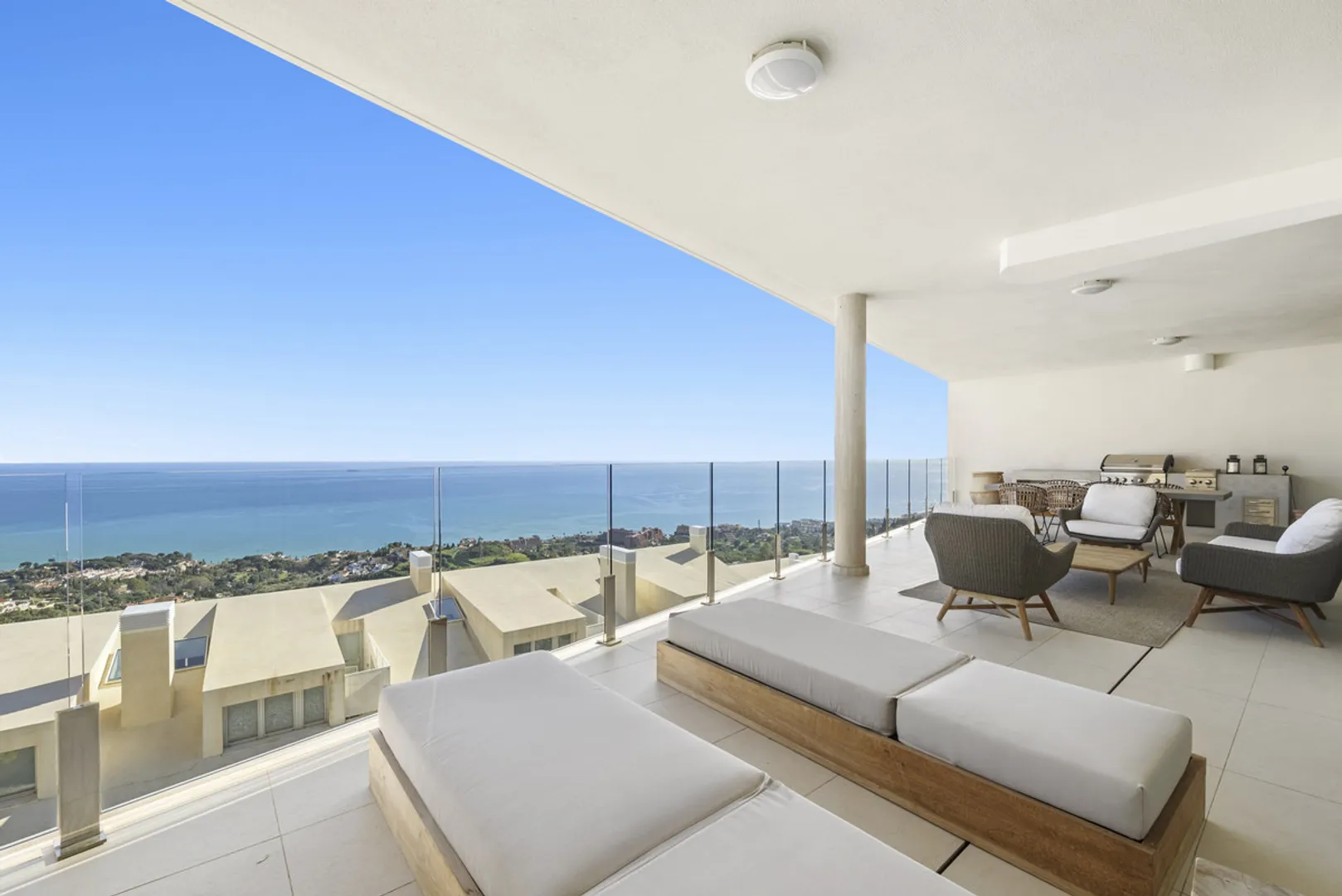 Exclusivo Apartamento de 3 Dormitorios con Terraza y Vistas al Mar en Benalmádena