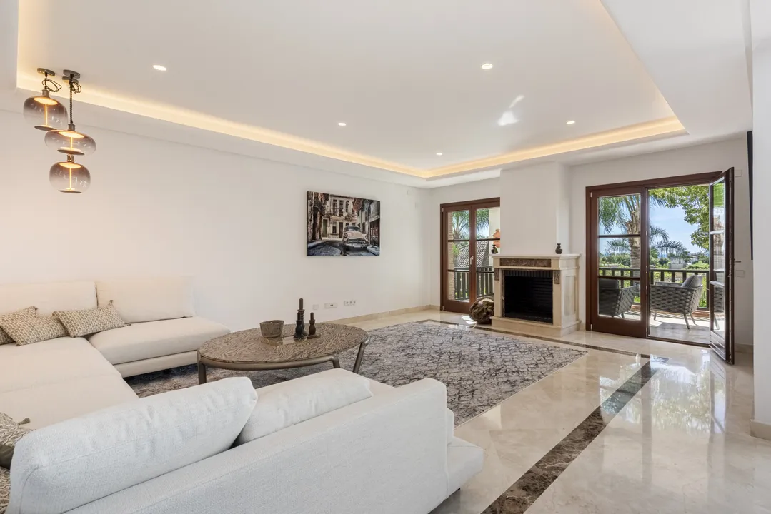 Luxury Andalusian Villa with Sea Views in La Capellanía image 3
