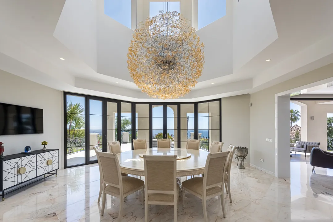 Exclusive Villa in Sierra Blanca: Elegance and Sea Views image 3