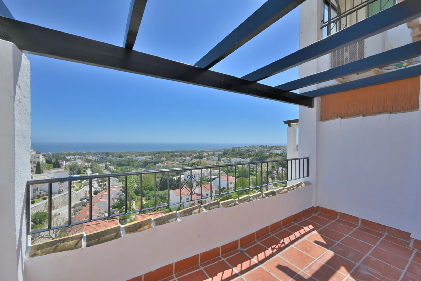Moderno Apartamento con Vistas al Mar y Terrazas