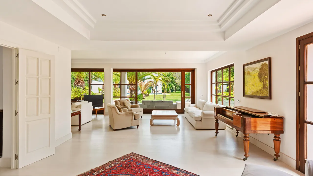 Contemporary House in Guadalmina Baja: Beach and Comfort image 1