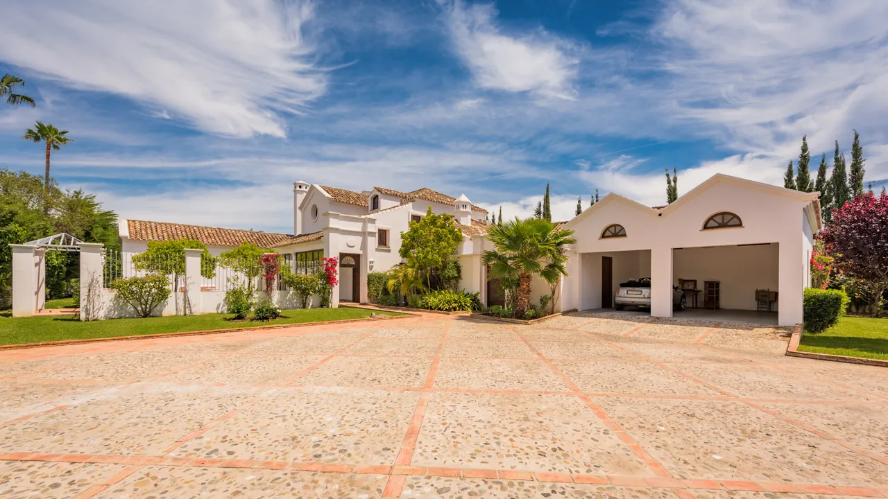 Contemporary House in Guadalmina Baja: Beach and Comfort image 3
