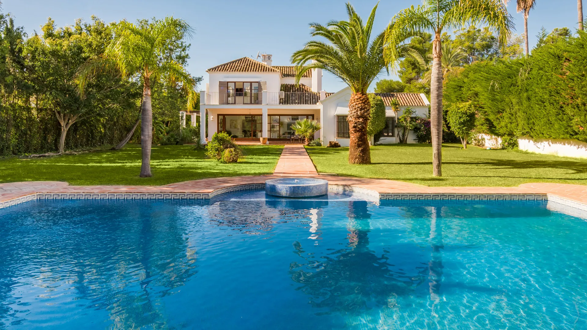Casa Contemporánea en Guadalmina Baja: Playa y Comodidad