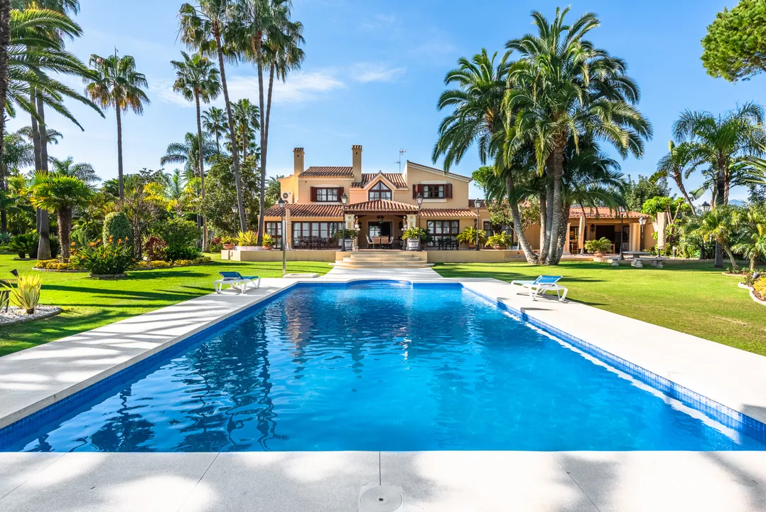 Luxury Mansion with Sea Views and Tennis Court in Guadalmina image 1