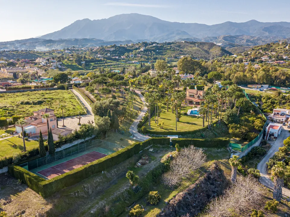 Luxury Mansion with Sea Views and Tennis Court in Guadalmina image 2