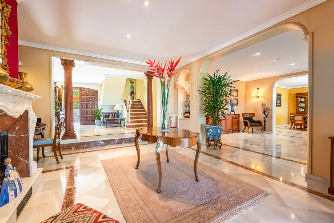 Luxury Mansion with Sea Views and Tennis Court in Guadalmina image 3
