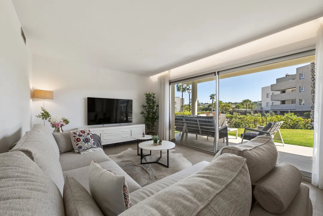 Exclusivo Apartamento de 3 Dormitorios con Jardín y Vistas al Golf image 2