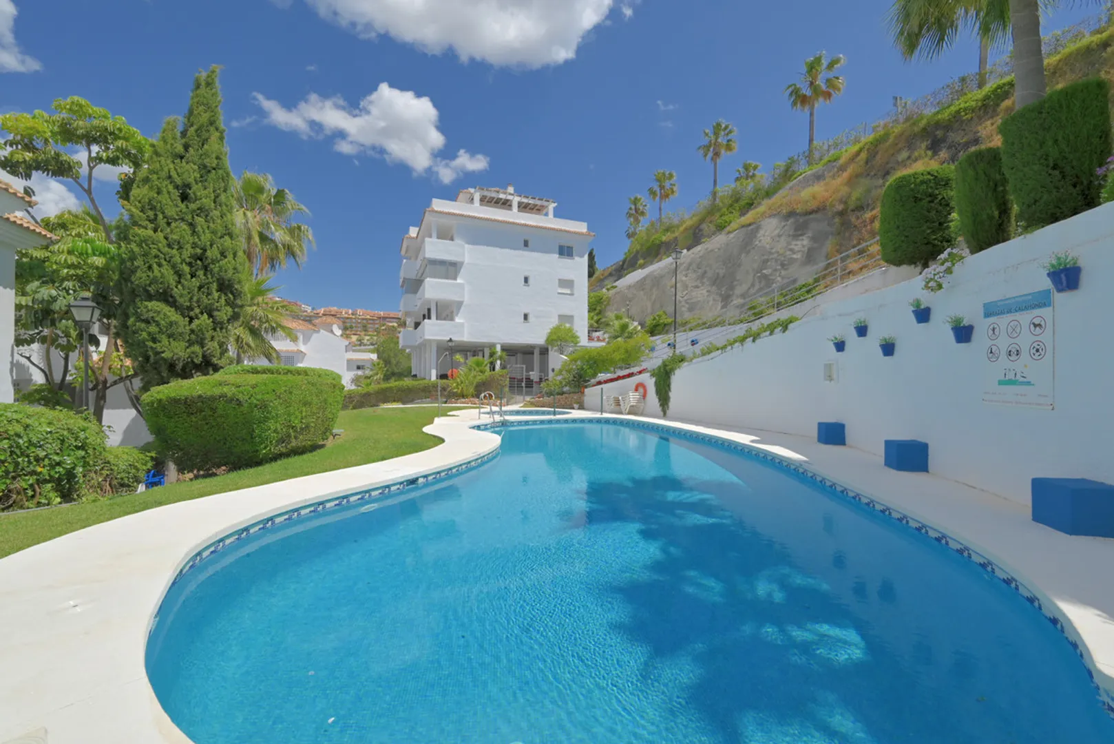 Imagen 1 de Amplio Apartamento con Vistas al Mar en Calahonda
