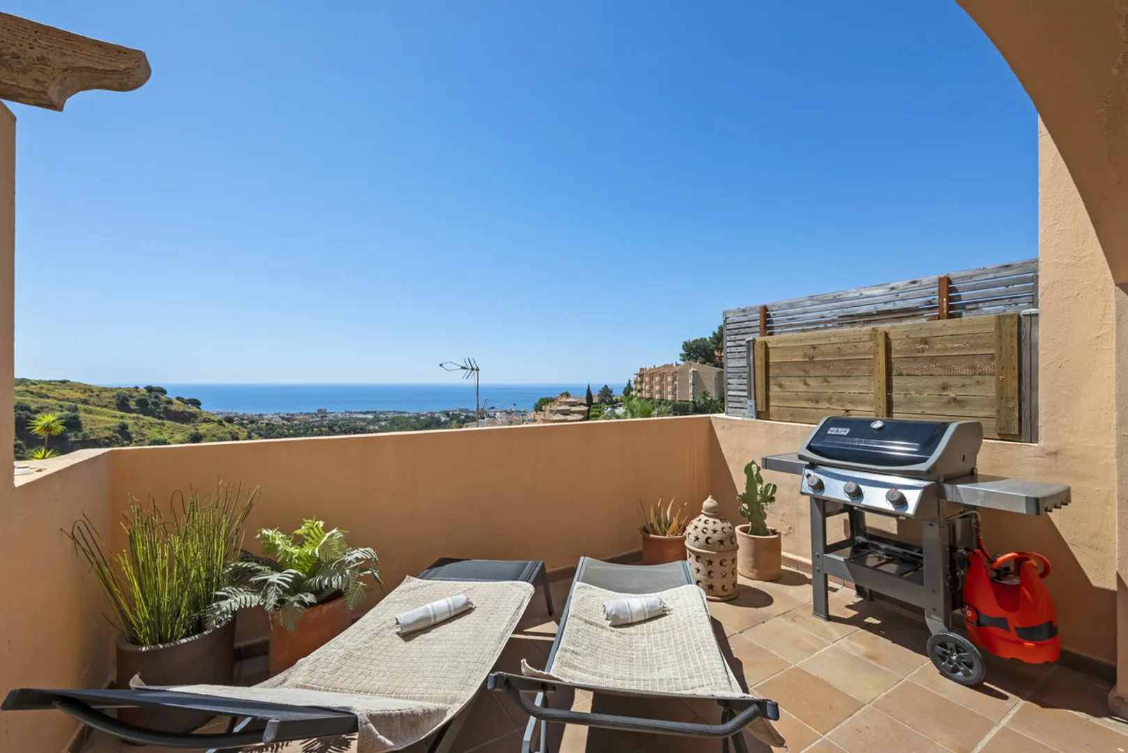 Elegante Apartamento con Vistas Panorámicas en Calahonda