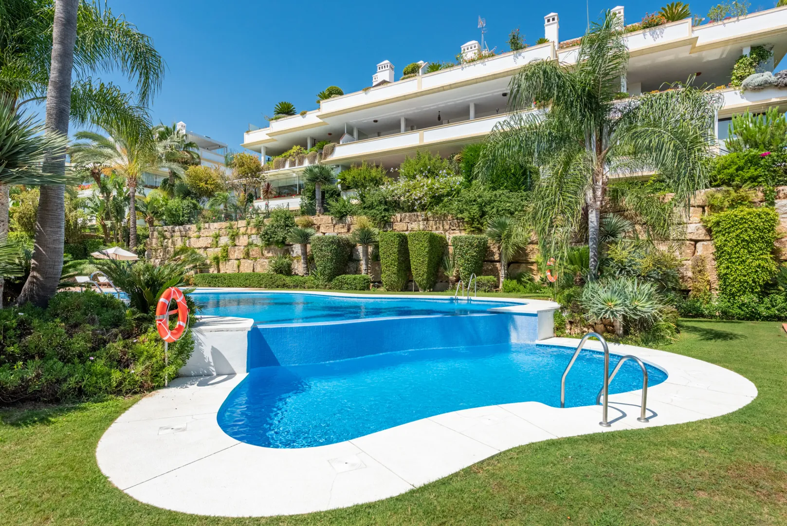 Amplio Apartamento en Lomas del Rey con Terraza y Piscinas