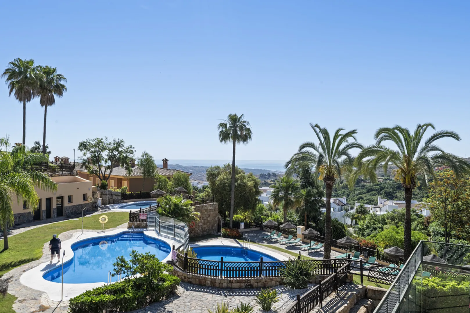 Elegant Penthouse with Views in La Mairena, Marbella East