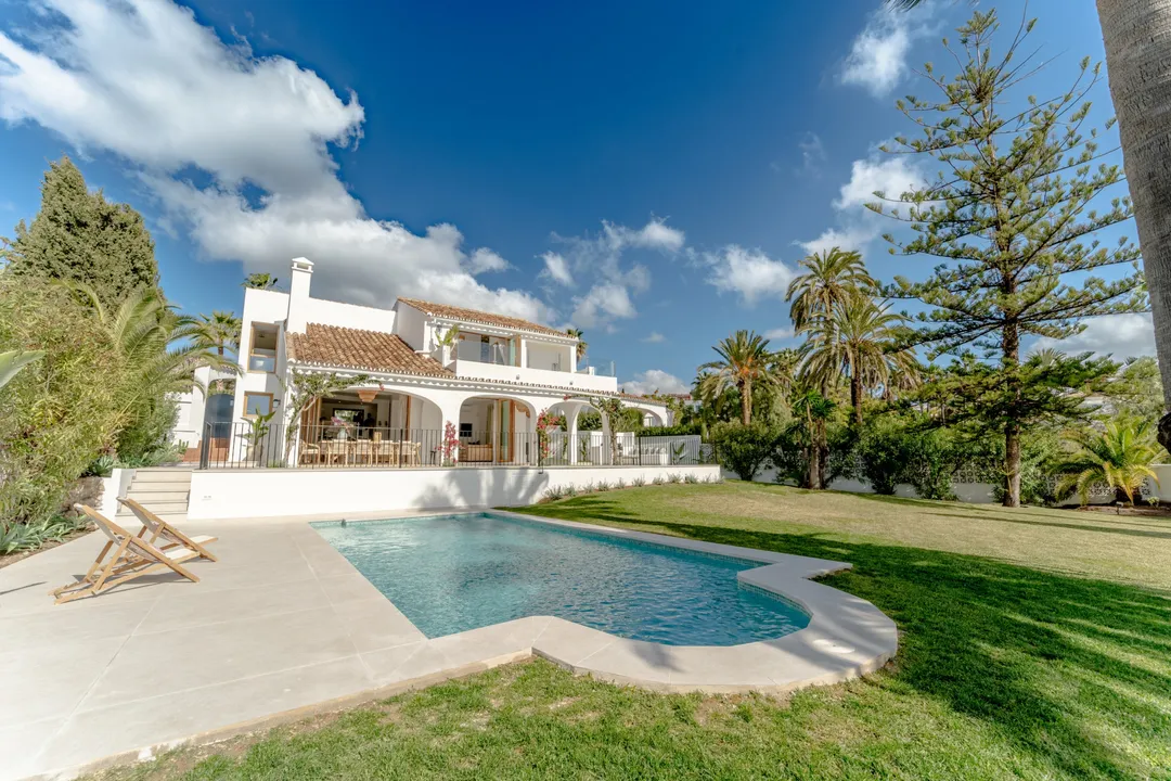 Contemporary Villa with Spectacular Views in Marbella image 0
