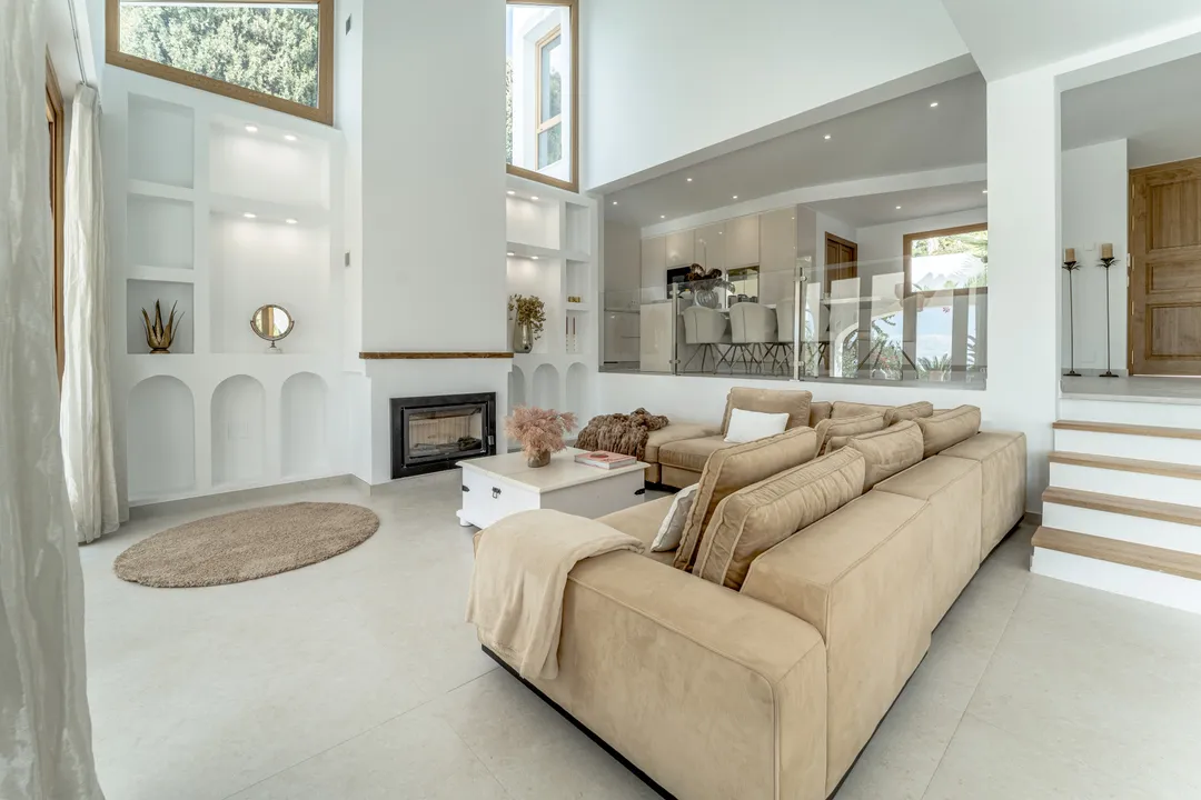 Contemporary Villa with Spectacular Views in Marbella image 1