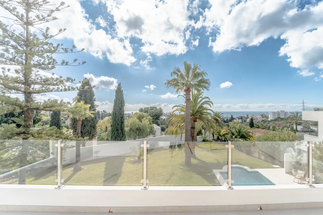 Contemporary Villa with Spectacular Views in Marbella image 2