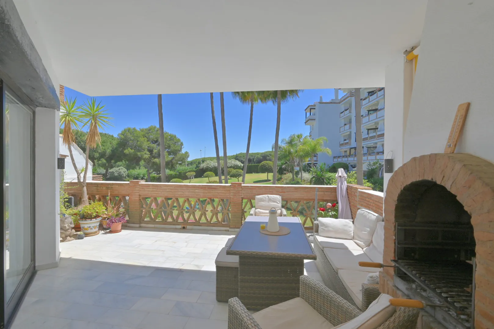 Imagen 1 de Renovated 3-Bedroom Apartment in Calahonda with Terrace and Pools