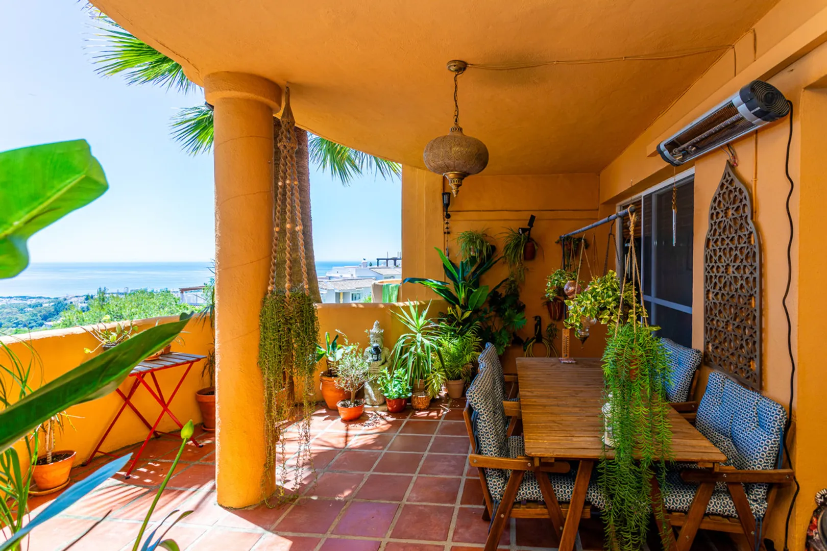 Modern apartment with terrace and sea views in Calahonda