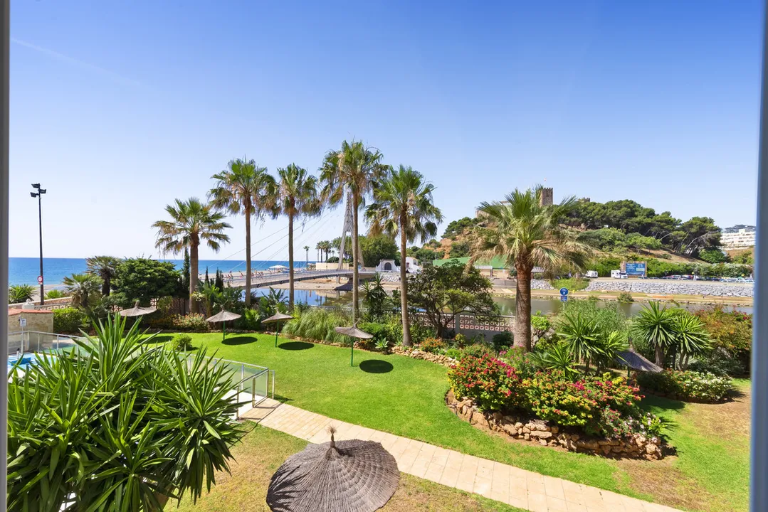 Spectacular Apartment on the Front Line of the Beach in El Castillo, Fuengirola image 0