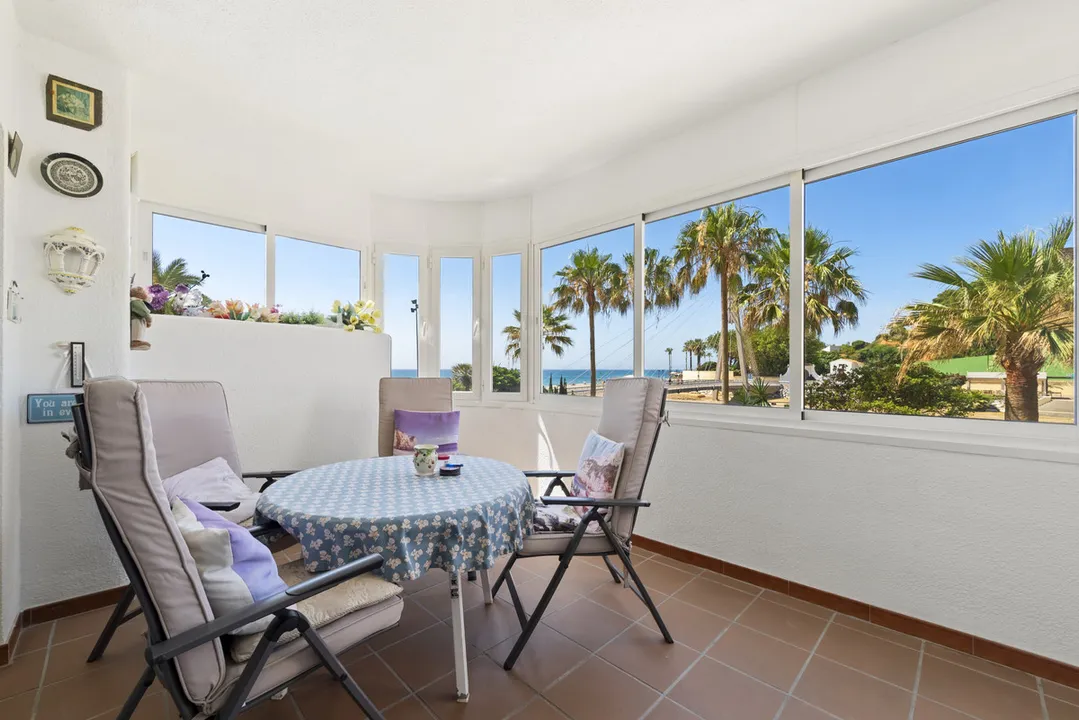Spectacular Apartment on the Front Line of the Beach in El Castillo, Fuengirola image 1