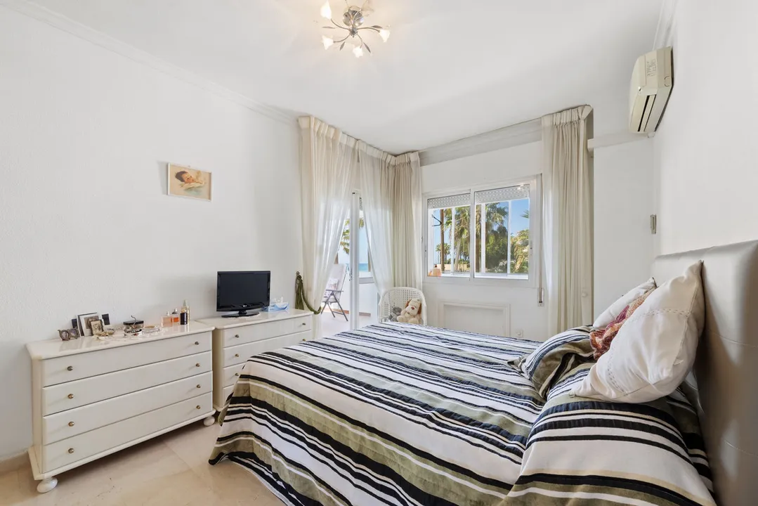 Spectacular Apartment on the Front Line of the Beach in El Castillo, Fuengirola image 3