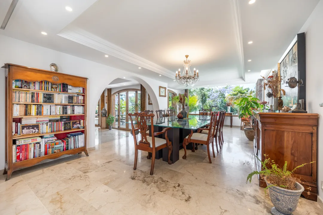Elegante Villa en Rocío de Nagüeles con Jardín Tropical y Piscina image 3