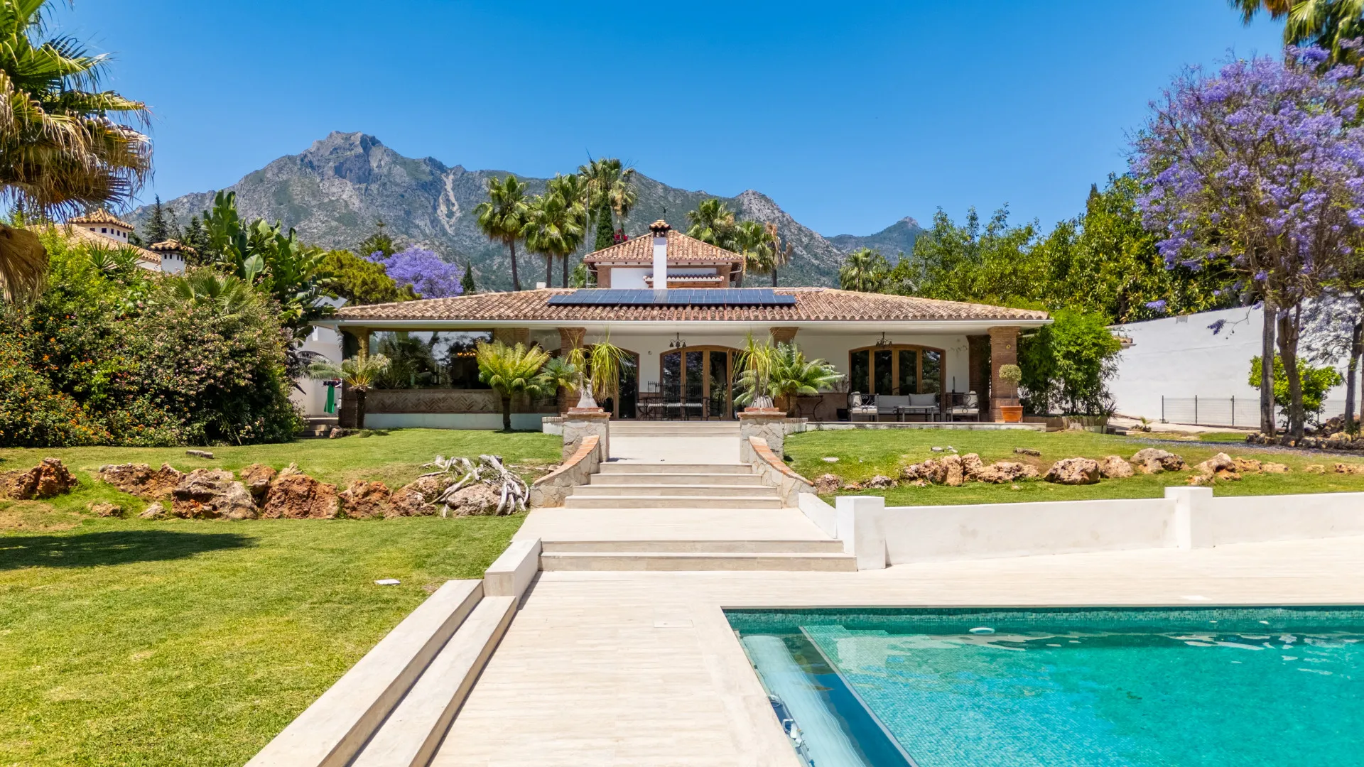 Elegante Villa en Rocío de Nagüeles con Jardín Tropical y Piscina