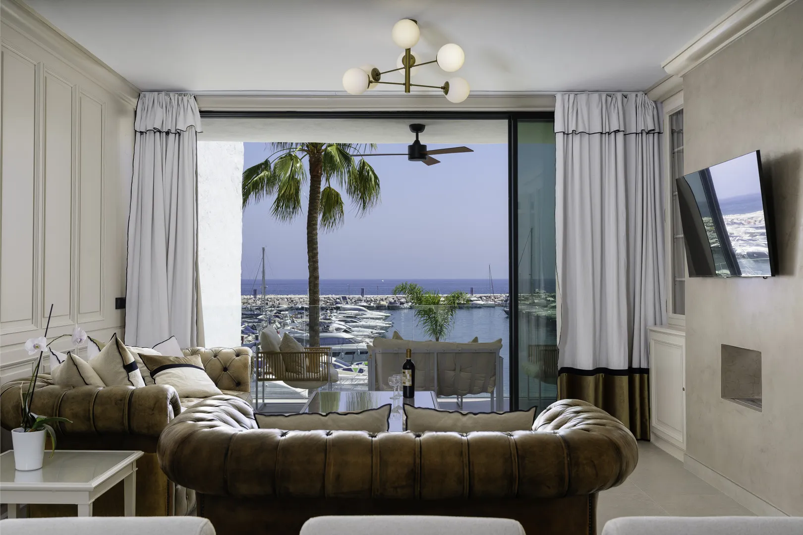 Elegante Apartamento Reformado con Vistas al Mar en Puerto Banús