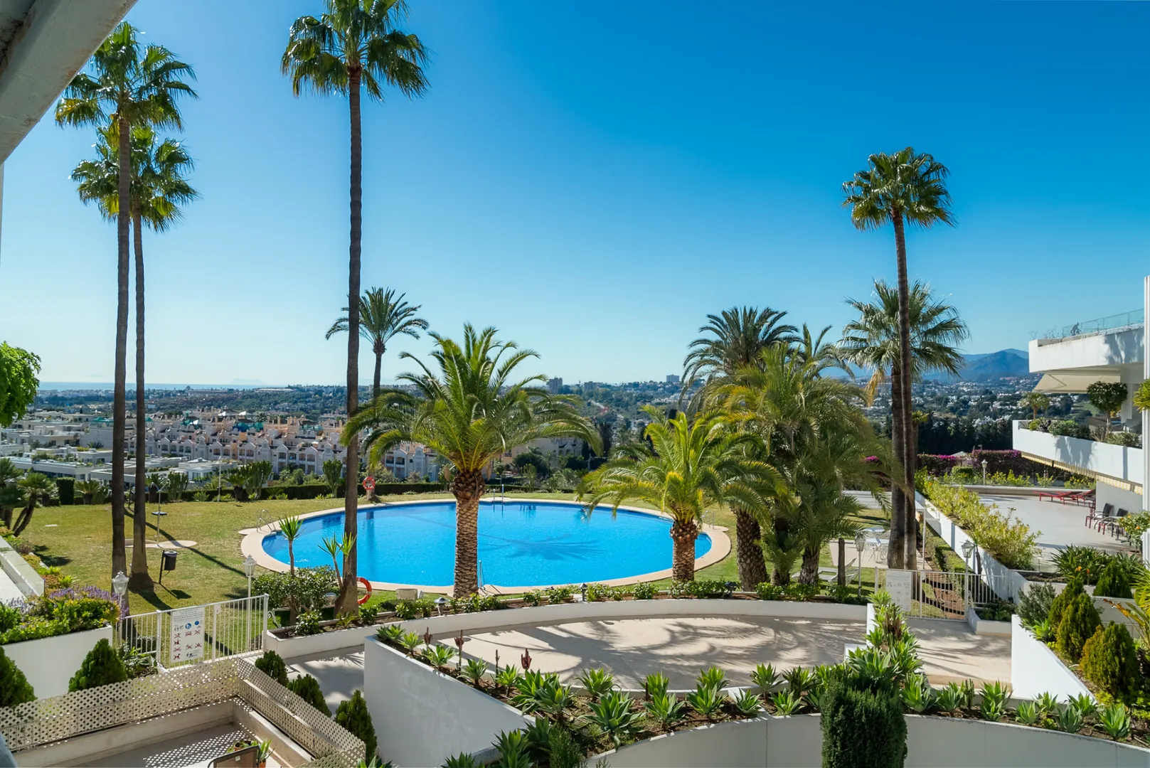 Imagen 1 de Exclusivo apartamento reformado en Milla de Oro, Marbella
